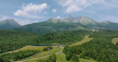 Antenne Aussicht von das Berg Lomnizki Schild. tatra Berge, Slowakei video