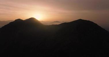 silhouette di montagne contro il sfondo di il ambientazione sole. Spagna video