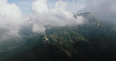magnifique Montagne paysage dans été, nuageux ciel, forêt et rochers. Zakopane