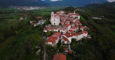 aereo Visualizza di il case con rosso tetti, il vecchio cittadina su un' collina. slovenia video