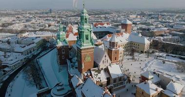 antenne visie van wawel Koninklijk kasteel en kathedraal gedekt met sneeuw, Krakau video