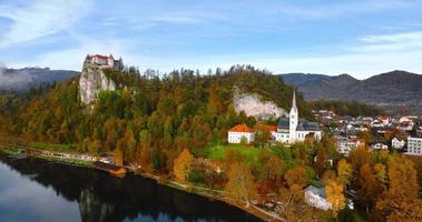 aereo Visualizza di blejski laureato, castello costruito su superiore di un' roccia. slovenia. video