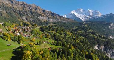 aéreo Visão do a lindo suíço natureza dentro Lauterbrunnen vale dentro Suíça video