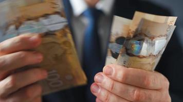 officiellement habillé homme compte canadien dollar factures, fermer. video