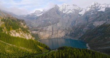 aérien vue de le Lac oeschinensee sur une ensoleillé l'automne journée. Suisse Alpes. video