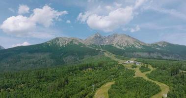 aérien vue de le Montagne lomnitsky bouclier. tatra montagnes, la slovaquie video