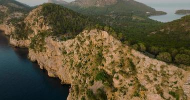 szenisch Antenne Aussicht von ein bergig Region im Mallorca mit Klippen. Spanien. video