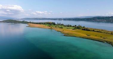 aéreo ver de el lago biel, Suiza. video