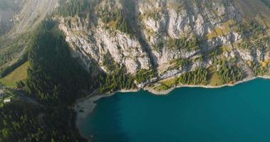 topp ner se av de sjö oeschinensee genom de moln. swiss alperna. video