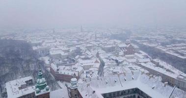 antenn se av wawel kunglig slott och katedral täckt med snö, krakow video