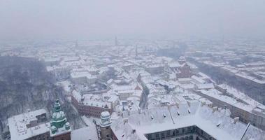 aereo Visualizza di wawel reale castello e Cattedrale coperto con neve, Cracovia video