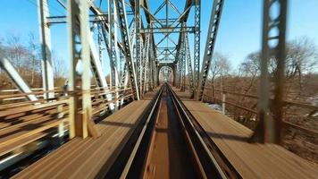 schnell Flug Über das Eisenbahn Brücke auf fpv Drohne. video