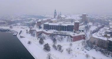 aérien vue de wawel Royal Château et cathédrale couvert avec neige, Cracovie video