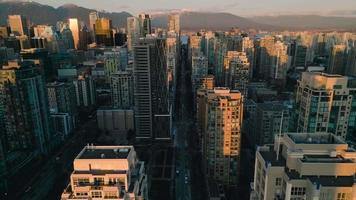 antenne visie van de wolkenkrabbers Bij zonsondergang. Vancouver, Canada. video