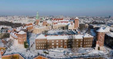 antenne visie van wawel Koninklijk kasteel en kathedraal gedekt met sneeuw, Krakau video