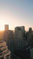 aéreo Visão do a arranha-céus às pôr do sol. Vancouver, Canadá. video