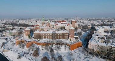 antenne visie van wawel Koninklijk kasteel en kathedraal gedekt met sneeuw, Krakau video