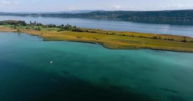 aéreo ver de el lago biel, Suiza. video