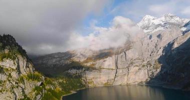 aéreo ver de el lago oeschinensee en un soleado otoño día. suizo Alpes. video