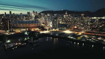 aereo hyperlapse di notte cityline con grattacieli. Vancouver, Canada. video
