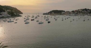 Mallorca, España. aéreo ver de verano recurso pueblo Puerto Delaware Sóller en mallorca video