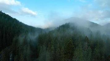 aérien vue de magnifique Montagne paysage. brouillard monte plus de le Montagne pistes video