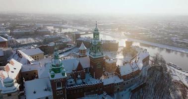 aérien vue de wawel Royal Château couvert avec neige, Cracovie video