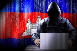 anónimo encapuchado hacker y bandera de Camboya, binario código - ciber ataque concepto foto