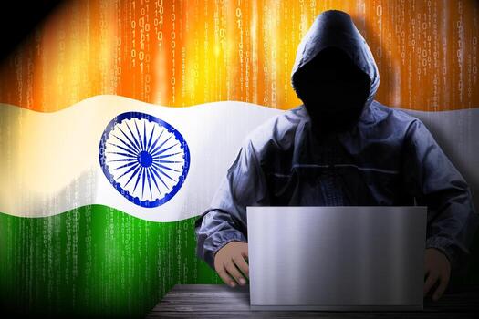 anónimo encapuchado hacker y bandera de India binario código - ciber ataque concepto foto