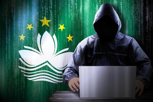 anónimo encapuchado hacker y bandera de macao, binario código - ciber ataque concepto foto