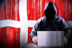 anónimo encapuchado hacker y bandera de Dinamarca, binario código - ciber ataque concepto foto