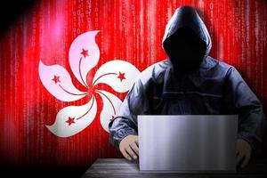 anónimo encapuchado hacker y bandera de hong kong, binario código - ciber ataque concepto foto