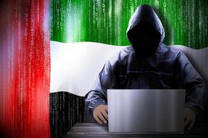 anónimo encapuchado hacker y bandera de unido árabe emiratos, binario código - ciber ataque concepto foto