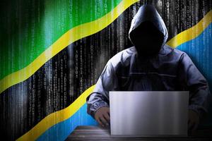 anónimo encapuchado hacker y bandera de Tanzania, binario código - ciber ataque concepto foto