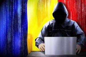 anónimo encapuchado hacker y bandera de Rumania, binario código - ciber ataque concepto foto