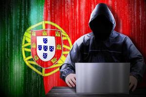 anónimo encapuchado hacker y bandera de Portugal, binario código - ciber ataque concepto foto
