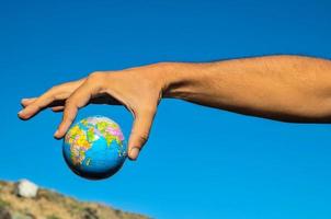 mano participación un pequeño globo foto