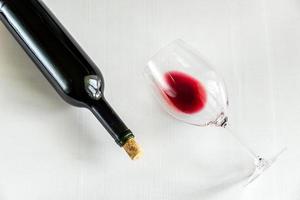 vaso y botella con rojo vino foto