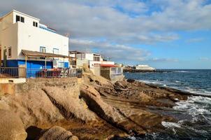 ciudad en la costa foto