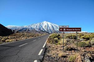 la carretera mediante el escénico paisaje foto