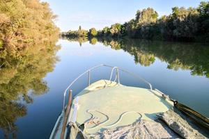 bote en el río foto