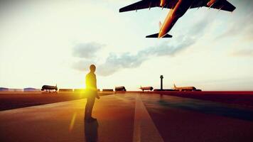 silhouette uomo in piedi su aeroporto pista di decollo e guardare a volante aeroplano, 3d resa. video