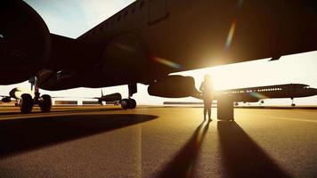 silhouette Jeune femme d'affaires avec valise permanent en dessous de le avion avoir prêt pour sa affaires voyage, 3d le rendu. video