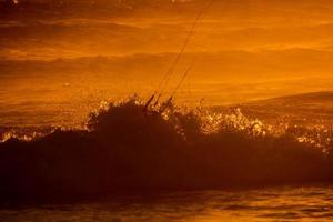 kitesurfer a puesta de sol foto