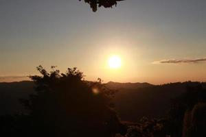 amanecer puesta de sol cielo con nubes terminado el montaña ver antecedentes foto