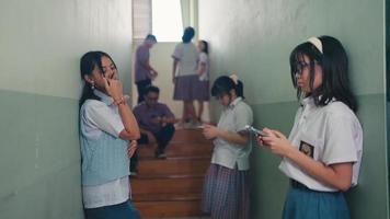 un grupo de alto colegio adolescentes estaba esperando su giro a entrar el etapa cuando el competencia empezado video