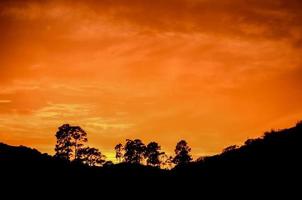 puesta de sol sobre la montaña foto