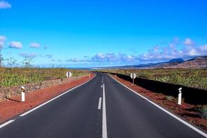 la carretera mediante el escénico paisaje foto