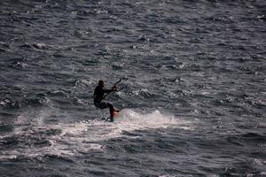 kitesurfer a puesta de sol foto