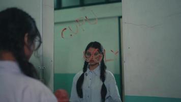 une haute école étudiant des stands dans de face de le miroir sentiment triste après étant intimidé video